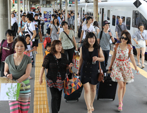 帰省ラッシュ:県内でも 駅や空港、久々の再会に笑顔 ／島根