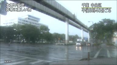 帰省の足止める 局地的大雨で鉄道ダイヤ乱れ