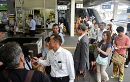 帰省ラッシュピーク 県内も交通機関混雑