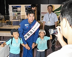 宇宙飛行士油井さん 子どもらと触れ合い