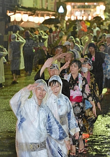 雷雨の中、徹夜おどり始まる 岐阜・郡上