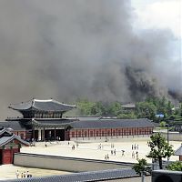 ソウルに新築中の国立現代美術館の工事現場で起きた火災で、煙に包まれた「景福宮」＝ＡＰ