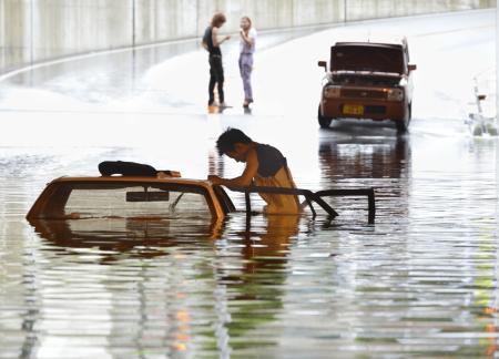 局地的大雨の京都で２人不明 民家、増水の川に流される