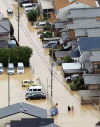 西日本各地、記録的な豪雨 堤防決壊・新幹線運休