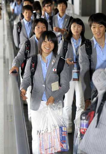 五輪選手団が帰国 「応援が届いた」とレスリング吉田