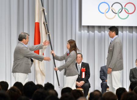 五輪日本選手団が解団式 吉田が団旗返還