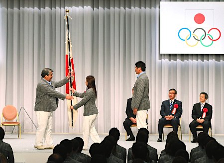 米満「今からでも練習したい」…五輪選手団帰国