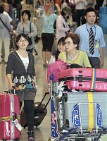 成田空港で帰国ラッシュ、家族連れなどで混雑