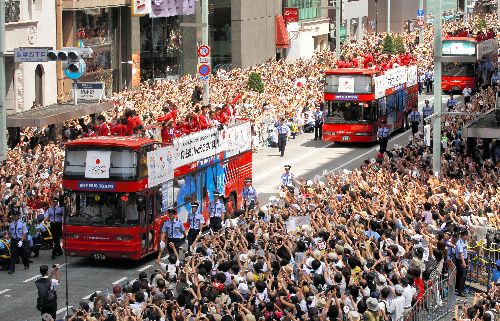 ５０万人が熱狂 銀座・メダリストパレード 商店街には明暗