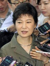 韓国大統領候補に女性の朴槿恵氏 与党セヌリ党、得票８割