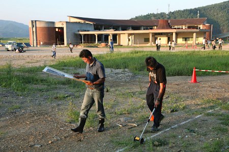 児童らの避難路確認