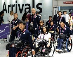 パラリンピック:日本選手団がロンドン到着