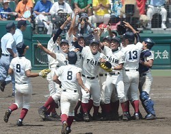 大阪桐蔭が７校目の春夏連覇、藤浪完封