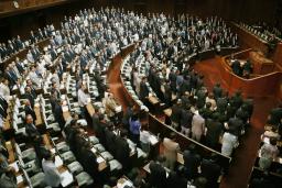 尖閣・竹島上陸、衆院が抗議決議 野田首相が会見へ