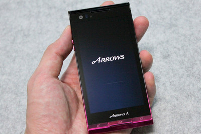 「ARROWS A 101F」の使い勝手を検証! 「AQUOS PHONE Xx 106SH」との違いも探る