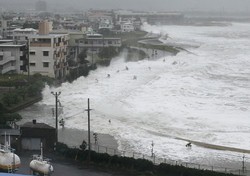 台風１５号:９１０ヘクトパスカルに 暴風域も拡大