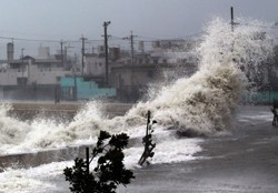 台風１５号 那覇市の北にあり北西へ