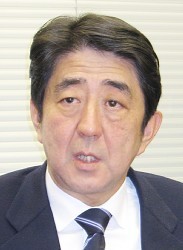 自民総裁選:安倍氏が出馬の意向