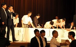 橋下市長に「うそつくな」 がれき受け入れ説明会、騒然