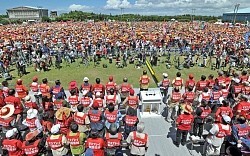 オスプレイ:配備反対の沖縄県民大会開く １０万人が参加