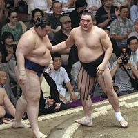 日馬富士が白星発進＝大相撲秋場所初日