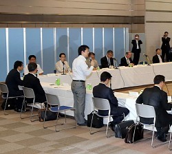 維新の会:公開討論会に参加の７議員、「八策」に賛意表明