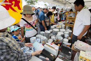 陶磁器と焼そばに人垣 「せともの祭」始まる