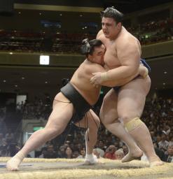 綱とり日馬富士は白星発進…秋場所初日