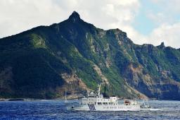 日中の船、ぴったり並走 尖閣諸島