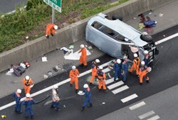 名神で車横転、女性２人死亡 京都