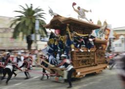 大阪・岸和田で勇壮なだんじり祭始まる