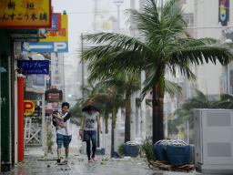 台風１６号、沖縄本島通過 九州、１７日にも暴風域に