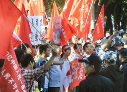 １５日、山東省青島で反日デモ隊に破壊された日系スーパー、ジャスコの店内（ＡＦＰ＝時事）