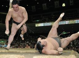 稀勢の里が初黒星 全勝は白鵬、日馬富士、旭天鵬…秋場所９日目