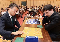 将棋の羽生二冠、チェスの仏王者と神戸で対局