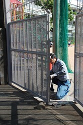 神戸の中華学校で放火か 校門付近で炎、警察警戒中