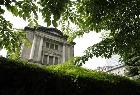 日銀、１０兆円の追加金融緩和を決定 欧米に追随