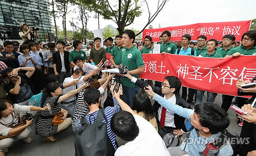 在韓中国留学生５０人、反日集結 韓国警察４００人が道路封鎖