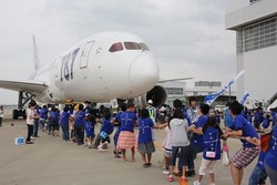 ＡＮＡ:新世代機７８７と子どもたちが綱引き