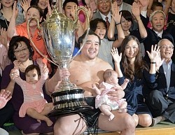 日馬２場所連続全勝Ｖ！文句なし“綱”／秋場所