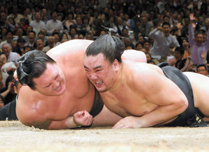 日馬、横綱に ２場所連続全勝Ｖで決めた