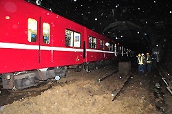 京浜急行:土砂に電車が突っ込み脱線 ５人けが 横須賀