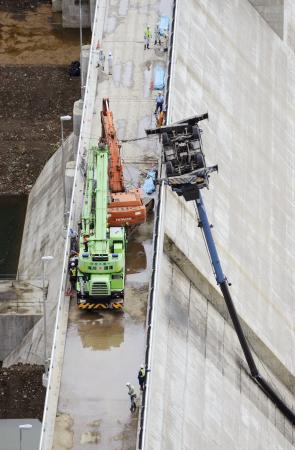 クレーン車 落下の危険 救助３時間