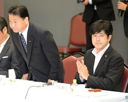 日本維新の会:合流の２議員が離党届