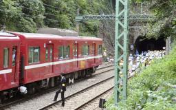 京急、脱線車両の撤去難航 全線再開は未定