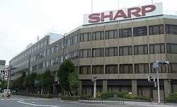 シャープ、人員削減１万人超めざす ２千人退職労使合意