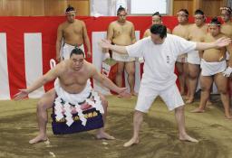 日馬富士、綱しめて土俵入り稽古 師匠が不知火型を指導