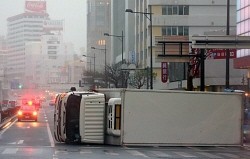 台風１７号:強風でトラック横転 けが人も…沖縄