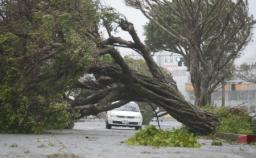 台風１７号、沖縄で４人重傷 時速３０キロで北東へ