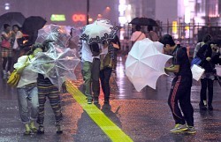 台風１７号:死者１人負傷８７人、列島縦断へ